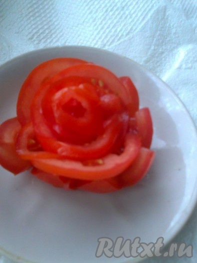И вставим свернутые  кольца внутрь половинки первого помидора. Вот такая роза у нас получится.