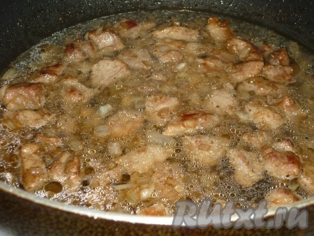 Залить мясо бульоном, накрыть крышкой и готовить 40 минут.