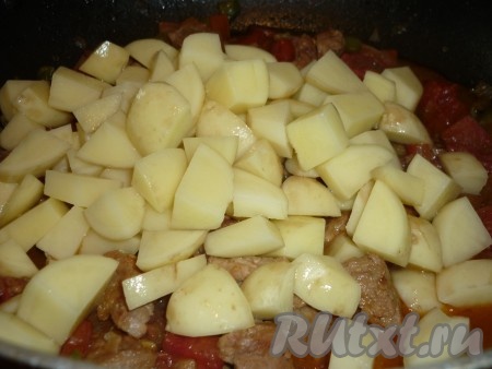 Картофель почистить и порезать кубиками добавить к блюду.