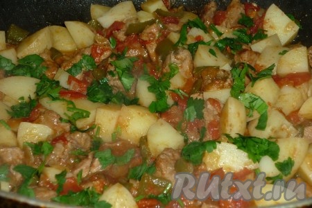 Когда картофель будет практически готов, добавить томатную пасту, зелень кинзы, перец, соль, лавровый лист и уксус. Потушить на огне еще 5 минут.
