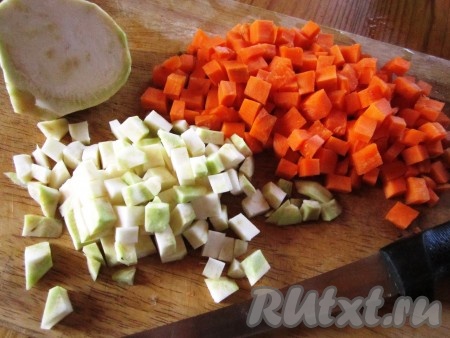 Сельдерей и морковь очистим и нарежем кубиками.
