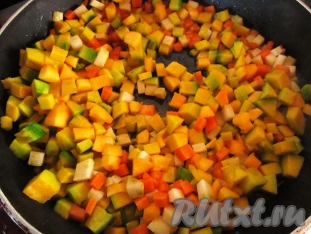 Тем временем разогреем в сковороде растительное масло и обжарим на среднем огне тыкву, сельдерей и морковь.