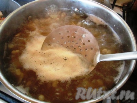 Когда фасоль сварится, добавим в кастрюлю нарезанный картофель. За время варки фасоли часть воды выкипела, поэтому дольём горячей воды до обшего объёма 2,5 литра. Варим картофель и фасоль после закипания 15 минут. Пену снимаем шумовкой.