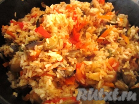 Готовый рис с баклажанами должен быть мягким, но рассыпчатым, не разваренным. 