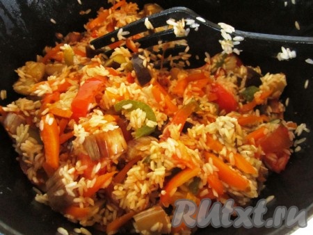 Хорошо перемешать  и обжаривать овощи вместе с рисом ещё 10 минут, постоянно помешивая.