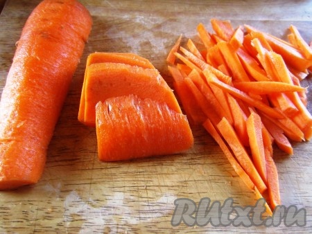 Морковь нашинковать крупной соломкой.