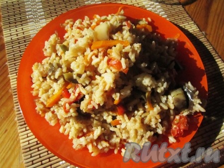 Когда блюдо будет готово, рис нужно перемешать и оставить под крышкой минут на 15, чтобы он ещё немного распарился. 

Аппетитный гарнир из риса с баклажанами готов!