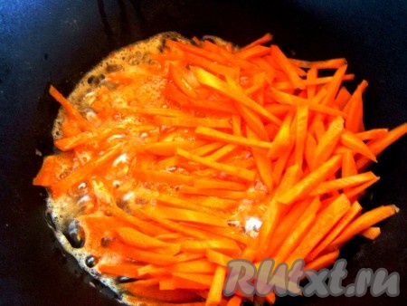 Выложить в кастрюлю с растопленным маслом морковь. Обжаривать минут 5-7.