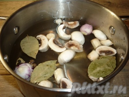 В это время готовим бульон. В воду добавить грибы, лук, чеснок, лавровый лист, перец и соль. Варить 10 минут.
