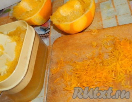 С апельсина снимаем цедру и выжимаем сок.
