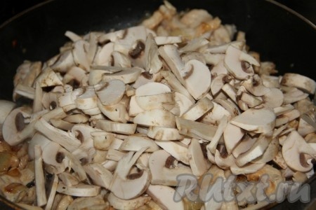 Тушим грибы, филе и лук