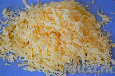 Яйца сварить вкрутую (на отваривание потребуется с момента закипания воды минут 9-10), затем полностью их остудить и очистить. Сыр натереть на средней (или мелкой) тёрке.