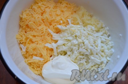 Сложить в миску сыр, яйца, выдавить чеснок, посолить по вкусу (я не солила). Перемешать с майонезом.