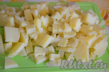 Картошку порезать мелким кубиком.