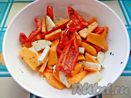 Овощи, кроме помидоров, сложить в миску, залить маслом с чесноком и специями, перемешать и оставить на 20 минут.