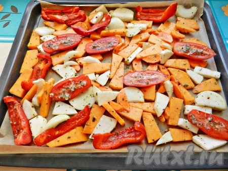 Противень застелить бумагой для выпечки, выложить овощи в один слой, добавить к ним половинки помидоров, смазанные маслом, смешанным со специями. Поставить противень в разогретую до 190 градусов духовку на 25 минут. По прошествии этого времени тыква, сельдерей и морковка должны легко прокалываться ножом, если эти овощи прокалываются ещё плохо, тогда продолжайте запекать ещё минут 5-10 (до готовности овощей). В конце приготовления можно включить в духовке режим "Гриль". Готовые запечённые овощи переложить в тарелку, с перцев и помидоров предварительно снять кожицу, аккуратно перемешать овощное рагу.