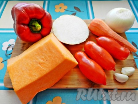 Подготовить продукты для приготовления овощного рагу с тыквой в духовке. Очистить морковь, чеснок, тыкву, корень сельдерея и лук.