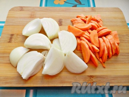 Лук нарезать на крупные кусочки, морковь - на тонкие полукружочки.
