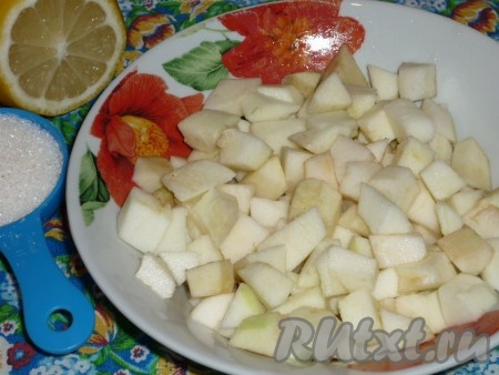 Яблоки почистить от кожуры и семян. Порезать кубиками, взбрызнуть лимонным соком и добавить сахар. Начинка для булочек готова.
