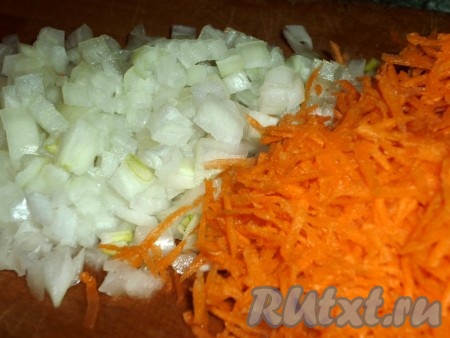 Очищаем лук и морковь. Мелко нарезаем лук. Натираем на крупной (или средней) тёрке морковь.