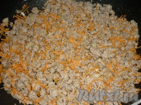 После того как лук станет мягким, добавляем в сковороду морковь и обжариваем, иногда помешивая, пока морковка не станет мягкой (обычно на это требуется минут 5-7). Овощи должны стать мягкими, а фарш будет полностью готов.
