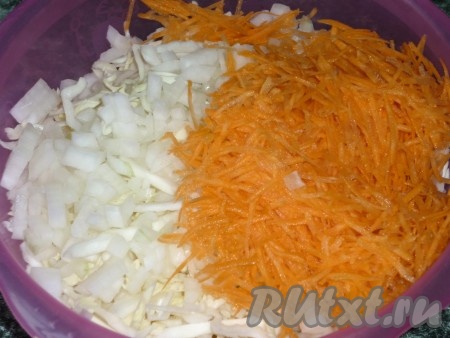 Очистить лук и морковь. Лук нарезать на небольшие кубики, морковь натереть на крупной тёрке, добавить овощи к капусте, посолить, поперчить и перемешать.