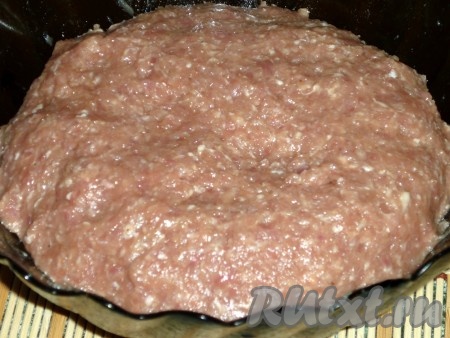 Лук и мясо пропускаем через мясорубку, добавляем специи, соль и перемешиваем.
