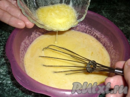В отдельной миске взбиваем венчиком яйцо. В набухшую манку вливаем растопленное не горячее сливочное масло, взбитое яйцо, сахар и перемешиваем.