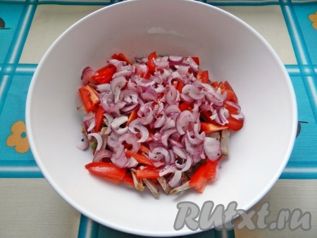 Выложить в  салат маринованный лук вместе с маринадом.