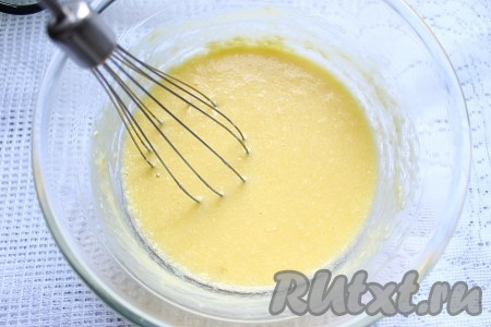 В отдельной мисочке слегка взбить яйца, мед и растопленное теплое масло.