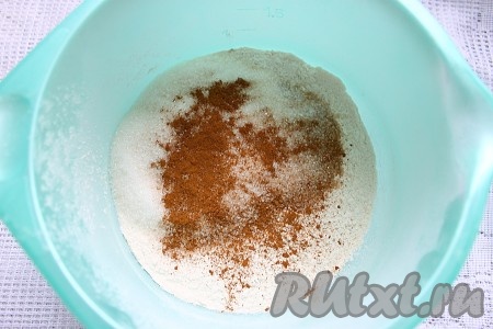 Духовку разогреть до 160-170 градусов. Муку и разрыхлитель просеять в миску, добавить сахар и корицу, перемешать. 
