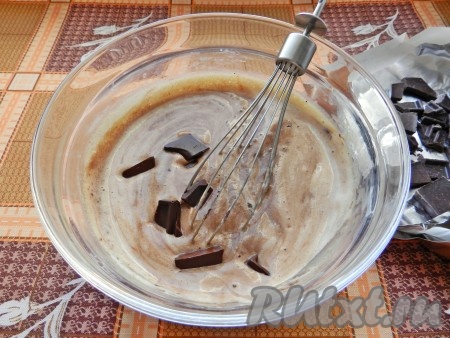 Добавить в горячий крем шоколад, перемешать, чтобы все кусочки растаяли.