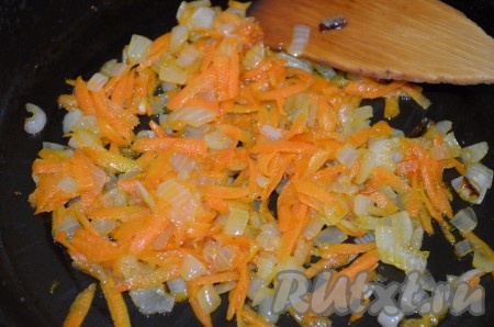 Поставить на огонь воду (или бульон). Порезать лук кубиком, обжарить до слегка золотистого цвета. Добавить тертую морковь, обжарить пару минут.
