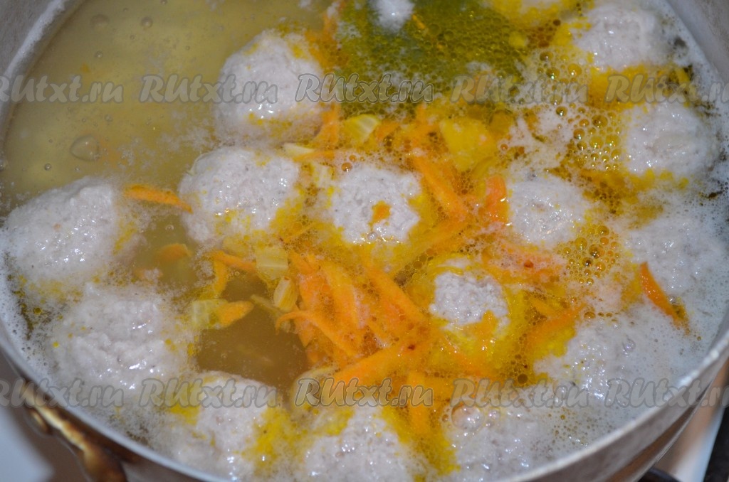 Затем добавить поджарку из моркови и лука, варить 2-3 минуты.
