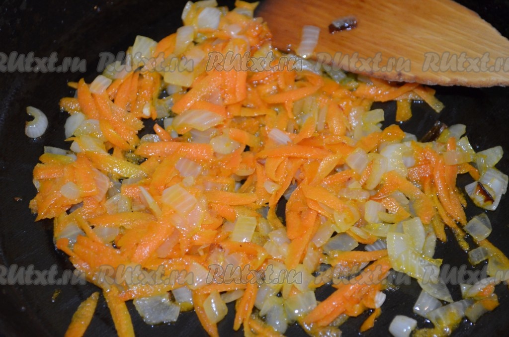 Поставить на огонь воду (или бульон). Порезать лук кубиком, обжарить до слегка золотистого цвета. Добавить тертую морковь, обжарить пару минут.
