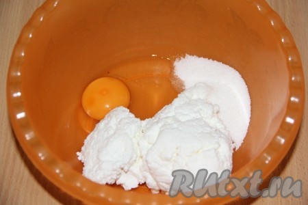 В глубокой миске соединить творог, яйцо, соль, сахар. Всё хорошо перемешать.

