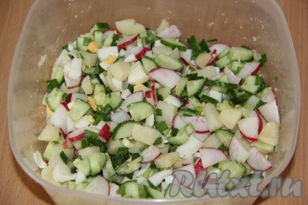 Посолить картофельный салат с редисом, огурцами, яйцами и луком и хорошо перемешать.

