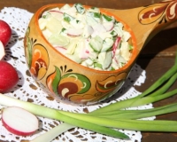 Салат из картошки с редисом и огурцами