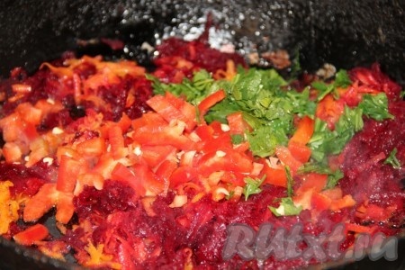 Затем к обжаренным овощам добавляем мелко нарезанный болгарский перец и измельчённую зелень, тушим, помешивая, ещё 2-3 минуты.
