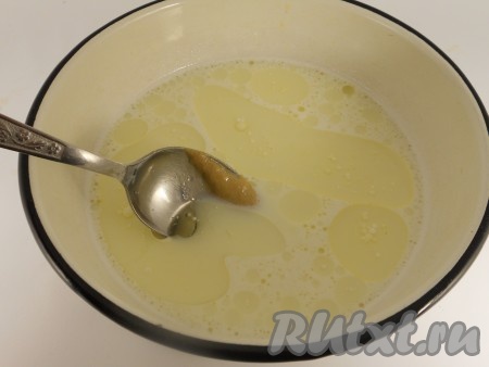 Молоко подогреть примерно до 40 градусов, влить в отдельную миску, добавить растительное масло, соль, сахар и горчицу.