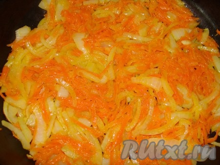 7. Лук и морковь обжарить на смеси растительного и сливочного масел.
