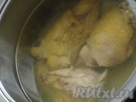 Курицу помыть, опустить в воду и варить бульон до готовности куриного мяса. Отдельно сварить до готовности рис.
