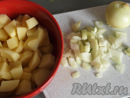 Картошку и лук тоже режем кубиками. Морковь натираем на тёрке. Свеклу натираем на тёрке.
