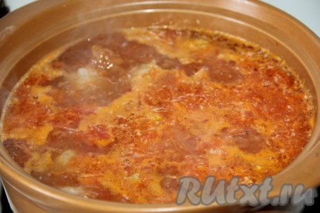 Когда картофель в супе с фрикадельками станет мягким, добавить в кастрюлю полученную зажарку, довести до кипения.
