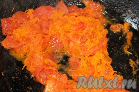 В сковороде обжарить на растительном масле порезанную луковицу, натёртую морковь, очищенные от кожуры и нарезанные помидоры, томатную пасту. Готовить до мягкости овощей.

