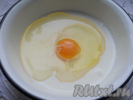 В другую посуду влить кефир (комнатной температуры), добавить яйцо, соль, растительное масло. Хорошо перемешать.