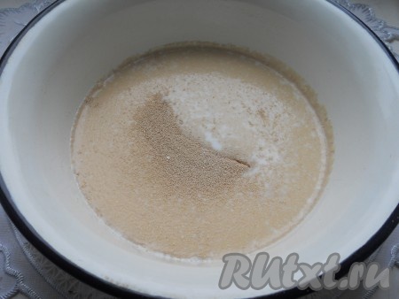 В теплом молоке распустить дрожжи, добавить сахар и 1 столовую ложку муки. Перемешать и оставить опару на 30 минут в теплом месте.
