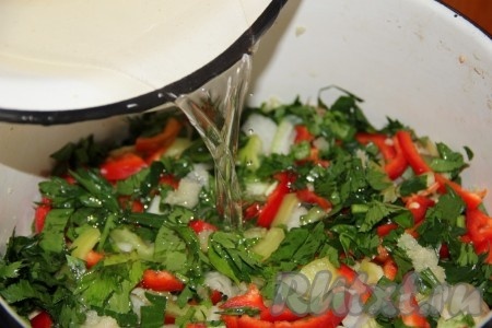 Смешиваем все ингредиенты, входящие в маринад, и заливаем наши овощи.