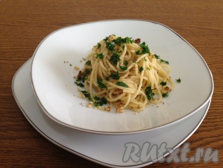 Смешиваем со спагетти и посыпаем петрушкой. Очень вкусные спагетти с орехами по-неаполитански готовы. Приятного аппетита!
