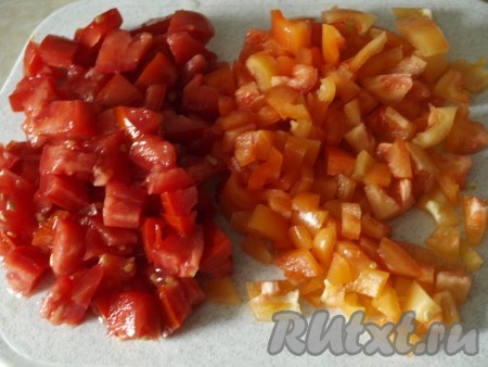 Болгарский перец и помидоры нарезаем некрупными кусочками или соломкой.
